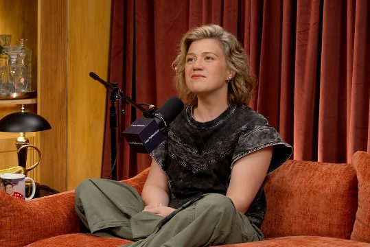 Kelly Clarkson sobre la Inteligencia Artificial en la Música: Diferenciando y Respetando los Artistas Humanos y de IA