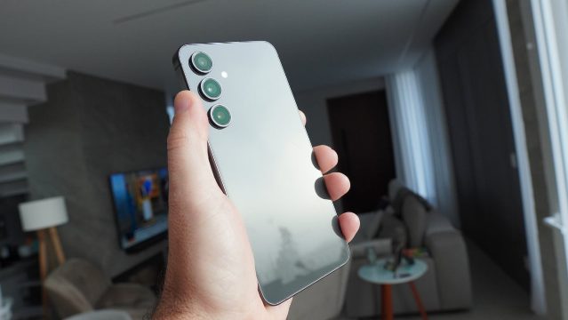 Galaxy S24 FE recebe atualização com patch de segurança de agosto
