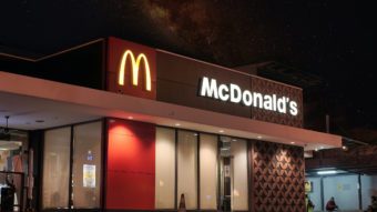 McDonald’s é alvo de processo por usar IA para definir preços