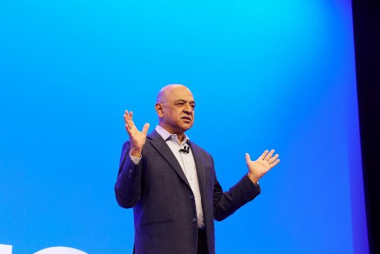 La Inteligencia Artificial Abierta: Una Nueva Era en Costos y Eficiencia