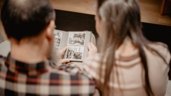 Pais usam ChatGPT para criar fotos escolares dos filhos