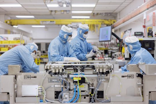Cómo la tecnología de fabricación de chips puede escribir 'El Señor de los Anillos' en el filo de una hoja