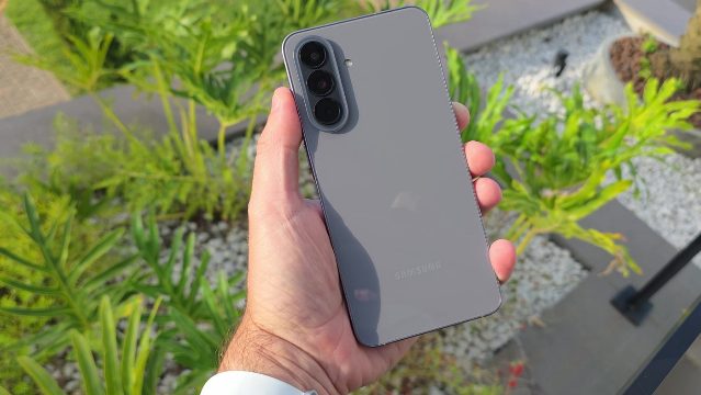 Galaxy A57 vs Moto G Max: qual o melhor intermediário para você