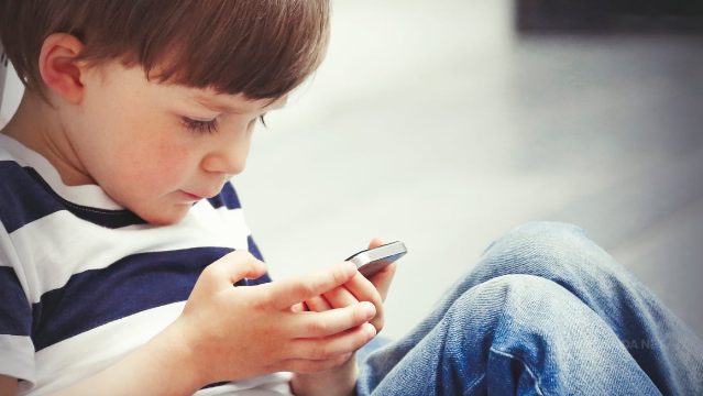 União Europeia quer proibir TikTok e ChatGPT para menores de 13 anos; veja as novas regras